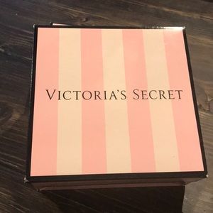 5 Victoria Secret prop boxes.
